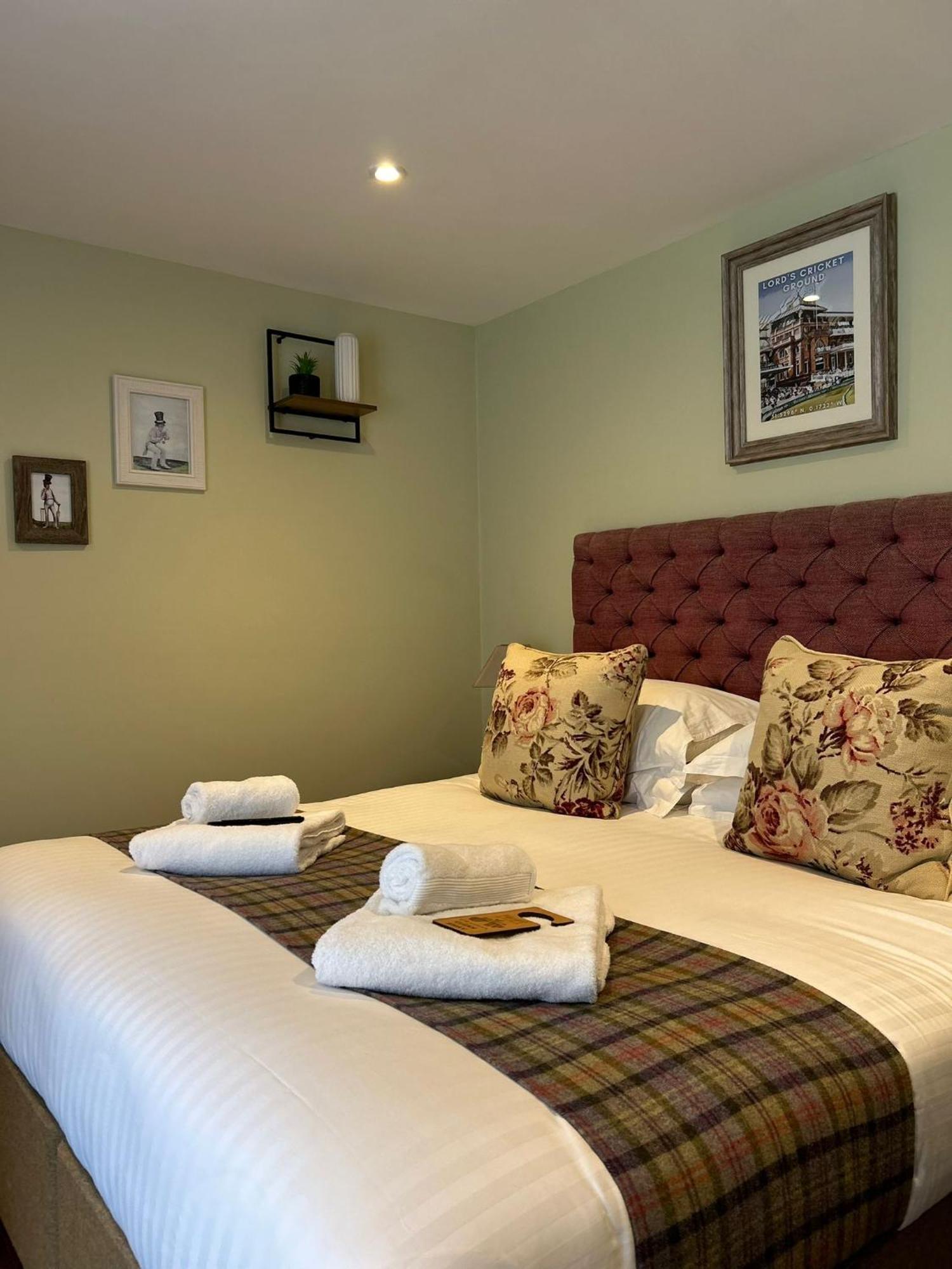 The Thomas Lord Hotel West Meon Bagian luar foto