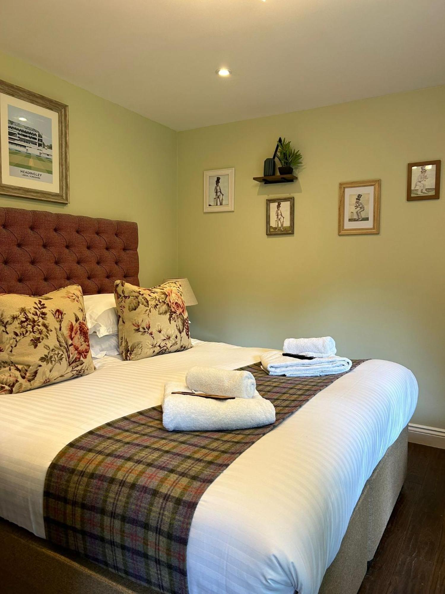 The Thomas Lord Hotel West Meon Bagian luar foto