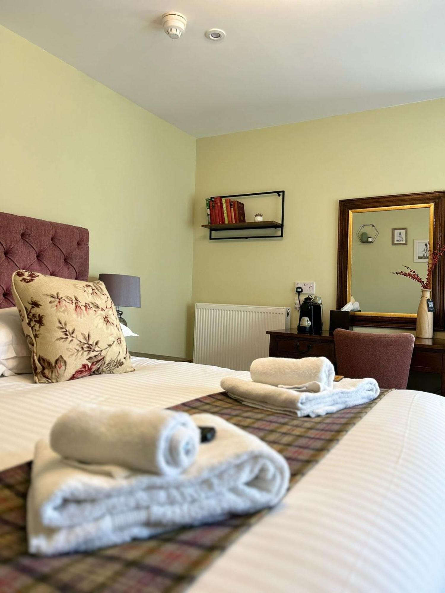 The Thomas Lord Hotel West Meon Bagian luar foto