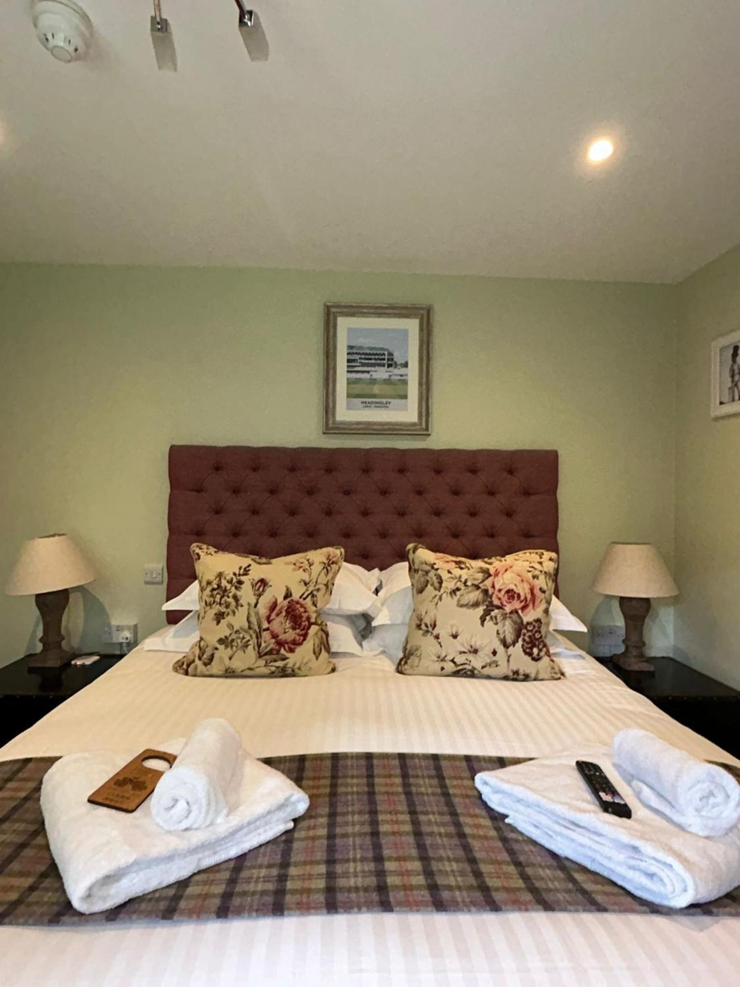 The Thomas Lord Hotel West Meon Bagian luar foto